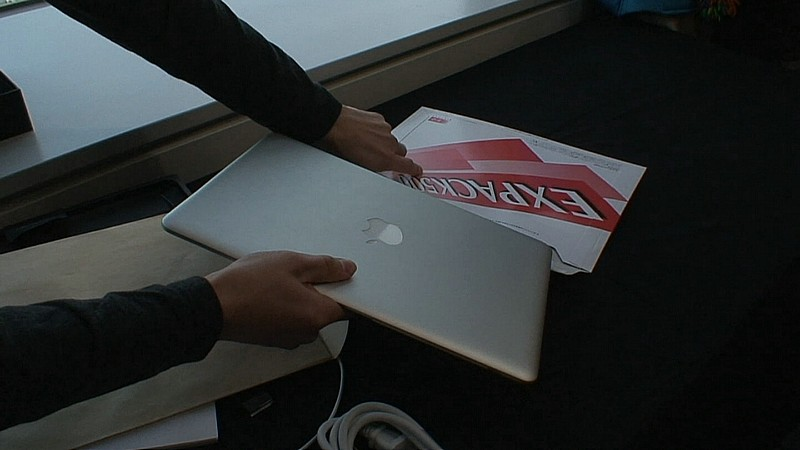 Illustration for article titled MacBook Air Unboxed, Compared to Sony VAIO